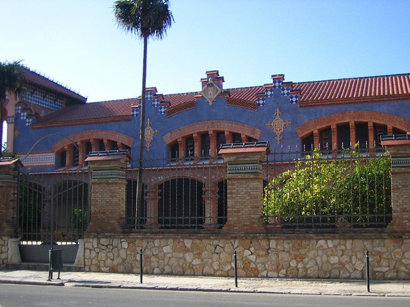 La façana de maó vist i ceràmica de l’Escorxador Municipal de Tortosa.
