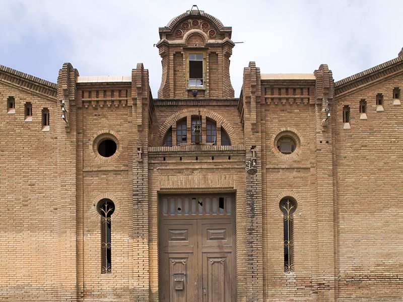La entrada de Can Bagaria con la cúpula que sobresale.