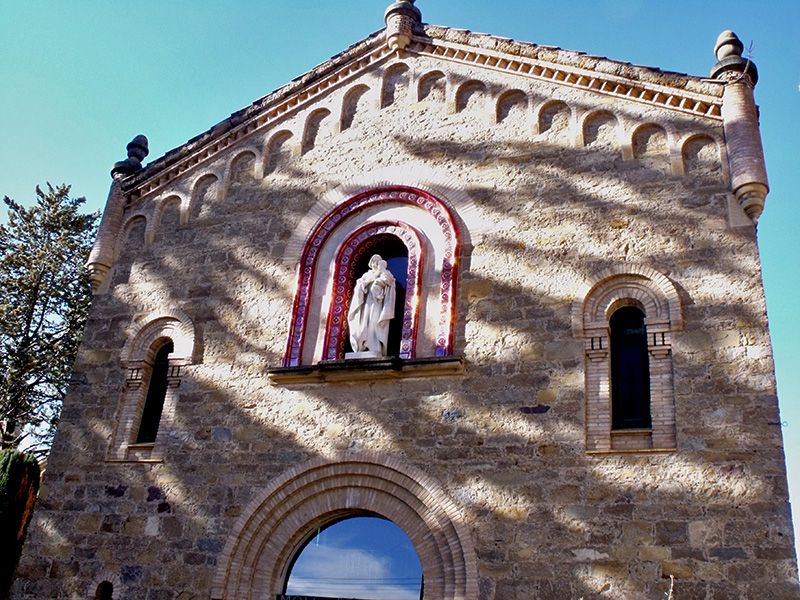 Façana del molí de l’oli Sant Josep amb l’escultura que representa el sant.