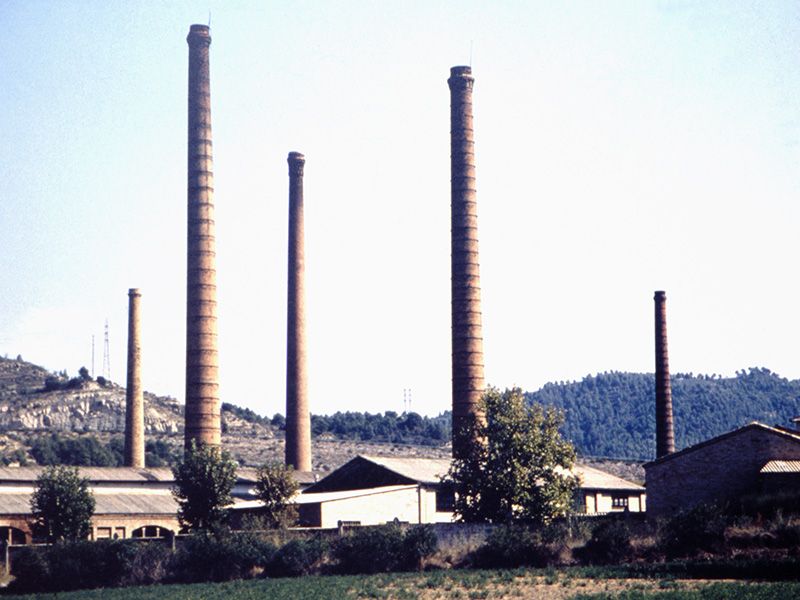 Parte de las chimeneas de la Compañía Fabril de Carbones Eléctricos.