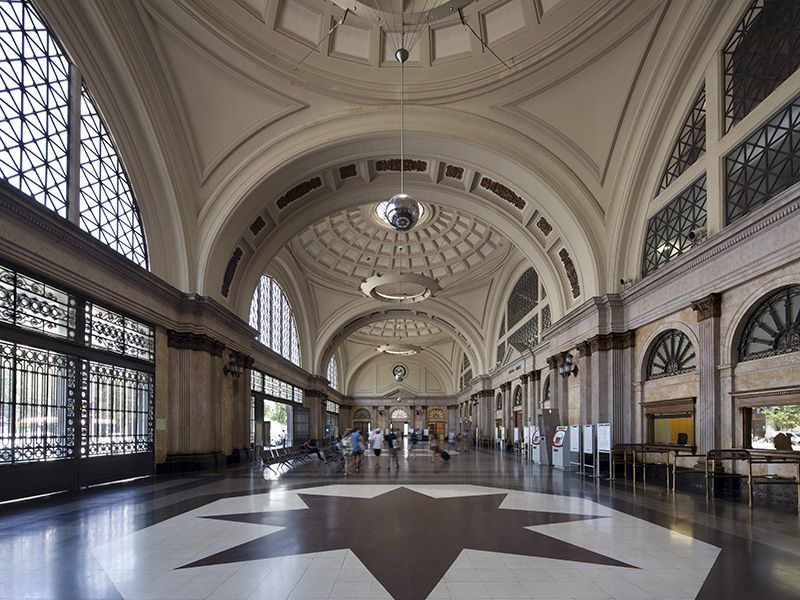 El suelo y el techo característicos del vestíbulo de la estación.