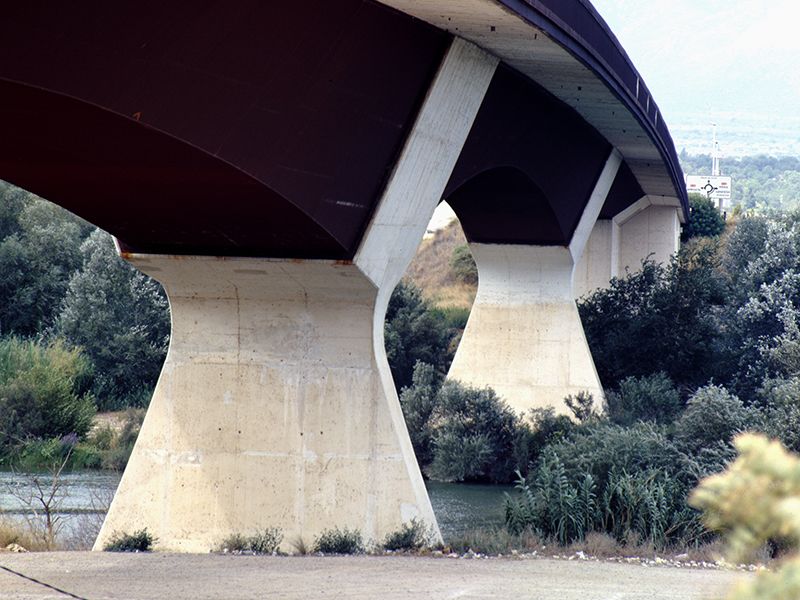 Els pilars del pont del Mil·lenari.