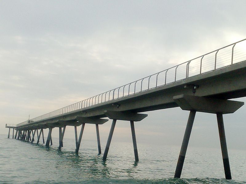 El puente del Petroli visto des de la playa de Badalona.