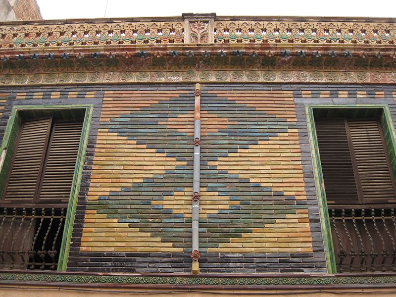 Detalls de la façana del taller d’Hipòlit Montseny.