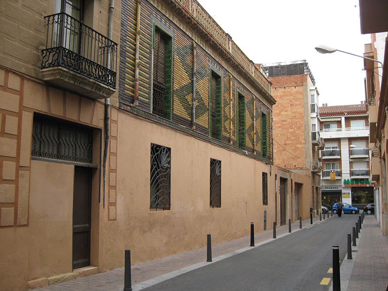 La façana modernista del taller d’Hipòlit Montseny.