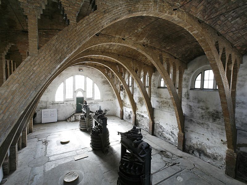 Bóvedas interiores de la nave de la bodega.
