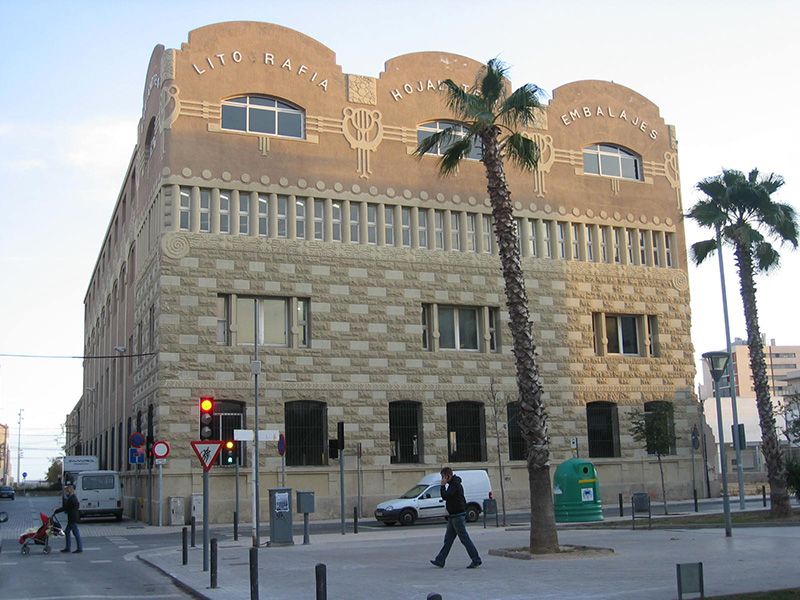 La fachada modernista de La Llauna.