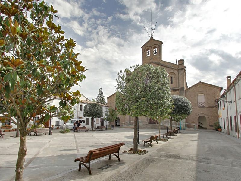 La plaça de la colònia amb l’església al fons.