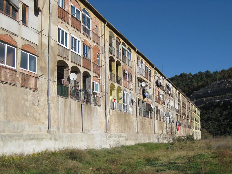 Esplanada i habitatges de Cal Pons.